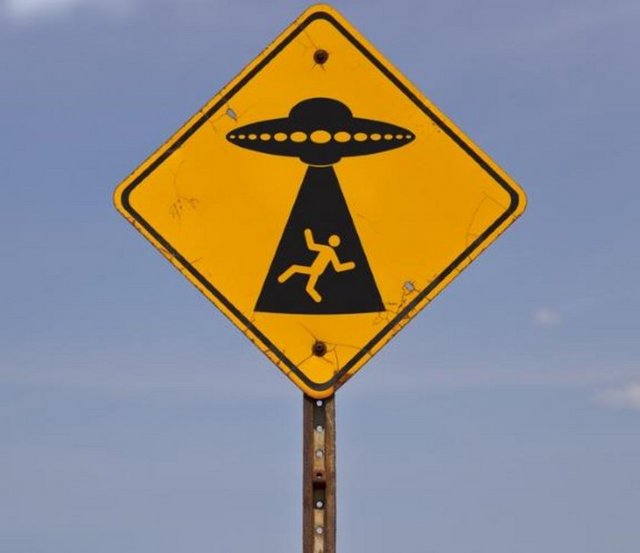 İlginç trafik levhaları!Yürürken dikkat bir U.F.O gelip sizi kaçırabilir.