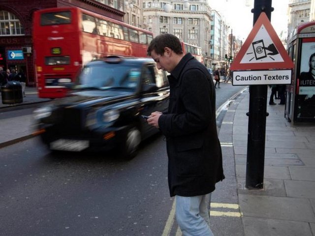 Londra'da karşıdan karşıya geçen yayalara ekstra dikkat etmek gerekiyor...