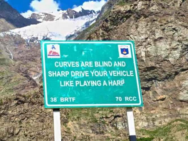 Virajlar keskin ve zorlu. Aracınızı sanki bir arp çalıyormuş gibi sakin kullanın.