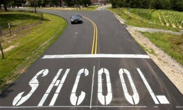 Okul yolu... İngilizce 'okulu' yanlış yazmışlar. Doğrusu 'SCHOOL' olmalı...