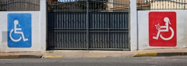 Kadın ve erkek engelliler için ayrı giriş.