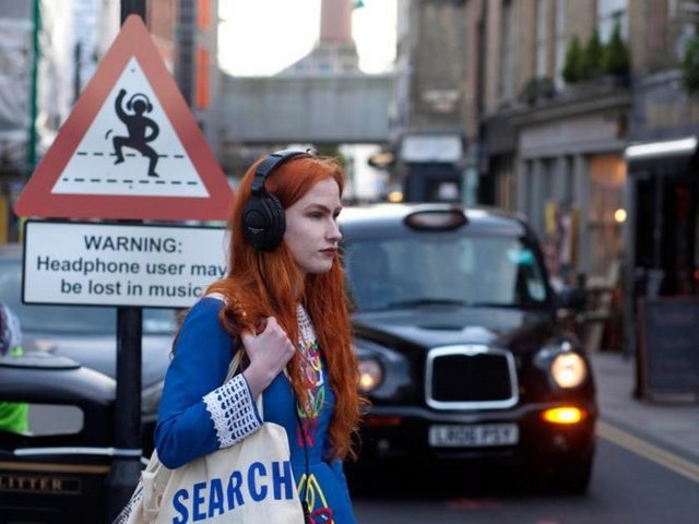 Dikkat, kulaklıkla müzik dinleyen biri karşıdan karşıya geçebilir...