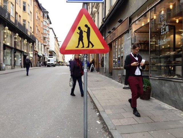 Jacob Sempler İsveç'te akıllı telefonuna bakarak yürürken neredeyse bir aracın altında kalıyordu. Sempler insanların telefonlarına yapışık olarak yaşamasına tepki çekmek için bir tabela hazırladı. "Kişisel sanat projesi" olarak tasarladığı tabelaları Stockholm sokaklarına dikti.