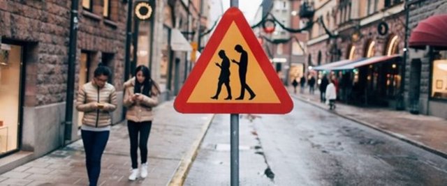 Sempler, "ben dahil çoğumuz artık akıllı telefonlarımıza neredeyse bağımlı hale geldik. Bu projeyle insanlarda ufak da olsa bir farkındalık yaratmayı amaçlıyorum" şeklinde konuştu.