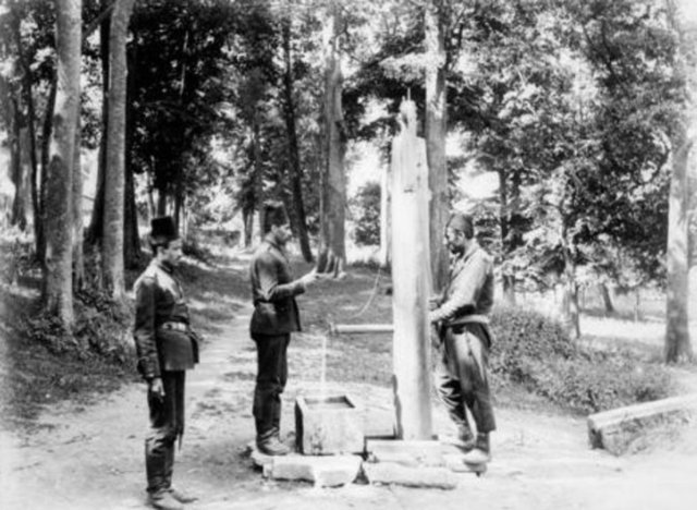 Topkapı Sarayı-Sultan III. Osman Köşkü'nün karşısına konan tulumba ve taş kurna, 1888-1889, Sultanahmet