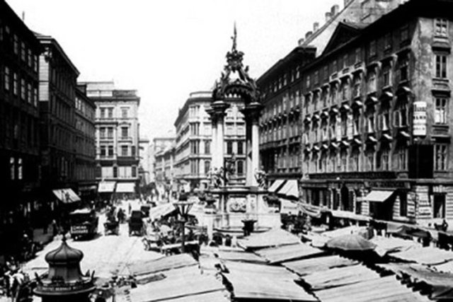 Sultan 2. Abdülhamid'in 35 bin kareyi aşan fotoğraf koleksiyonu, dünyanın ilk ve en büyük koleksiyonu olma özelliği taşıyor.