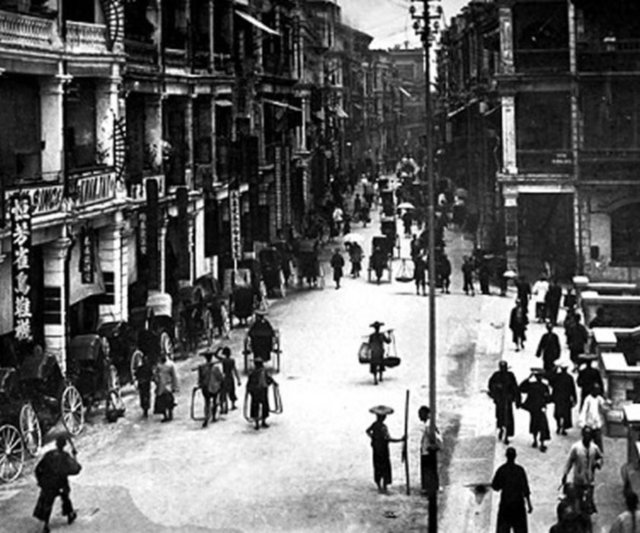 İlgi alanı fotoğrafla da sınırlı değildi. Fen bilimlerinde gelişmeleri yakından takip ediyor ve merakını cezbeden teknik aletleri yurt dışından getirtiyordu."