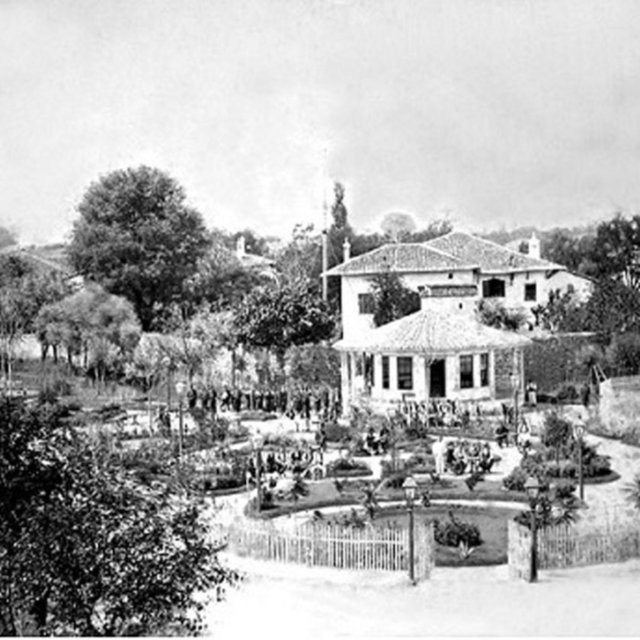 Sultan 2. Abdülhamid'in 'Yıldız Albümleri Arşivi'nden 80 eser, "Akıllı Şehirler Fuarı" kapsamında düzenlenen "Resimli Dünya Tarihi" adlı sergiyle ziyaretçilere kapısını açtı.