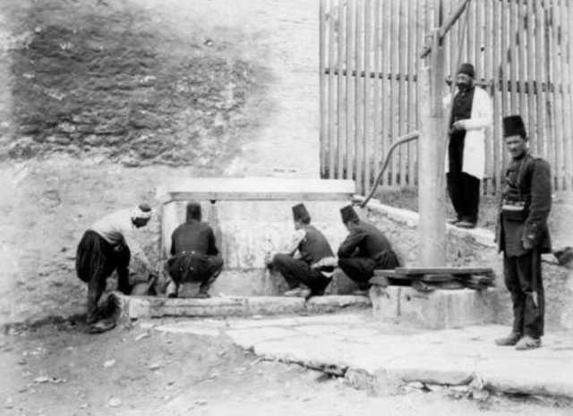 Topkapı Sarayı'nda askerlerin koğuşlarının önündeki musluklu çeşme ve tuluma, 1888-1889, Sultanahmet