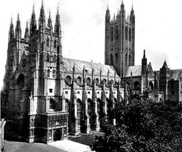 Sultan Abdülhamid sadece fotoğraf karelerine değil fotoğraf makinelerine de meraklıydı. Bu sahadaki gelişmeleri yakından takip ediyordu.