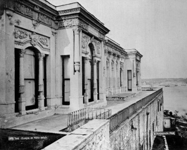 Topkapı Sarayı'nda askerlerin koğuşlarının önündeki musluklu çeşme ve tuluma, 1888-1889, Sultanahmet