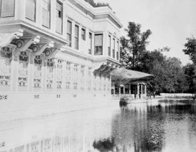 Bu geniş arşiv de 3 kitap halinde toplanarak basıldı. İşte o arşivden fotoğraflar... Perdeli Köşk, 1888 Kağıthane