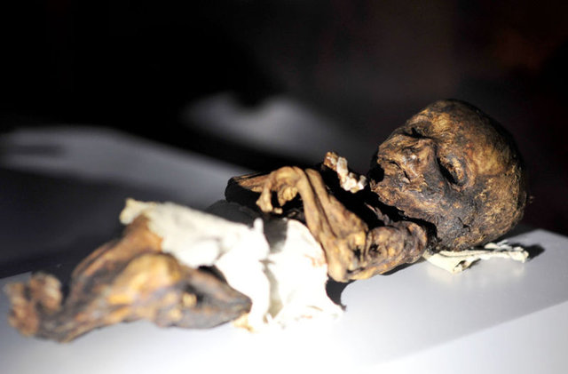 Bu mumyaları kaçak kazılara yönelik yapılan operasyonlar, satın alma ve kazılarla elde ettik. Ihlara ve Çanlı Kilise'de bulunan mumyalar, çeşitli dönemlerde yaşamış din adamları, rahip ve rahibelere aittir.