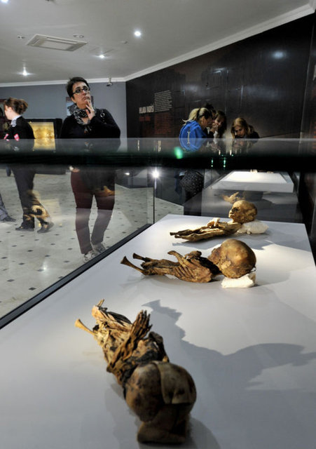 Mumyaların, yanında bulunan eserlerle sergilendiğini anlatan Demir, mumyalarla beraber ele geçen boncuklar, kolye taneleri, ketenle dokunmuş işlemeli giysi parçalarının bulunduğunu belirtti.