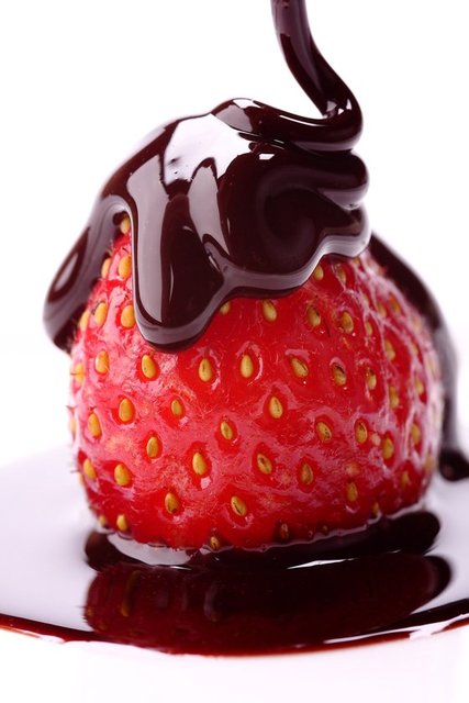 Çikolota ve çilek bile tetikleyebiliyor... - Şöyle bol sütlü veya fıstıklı bir çikolataya hangi kadın hayır diyebilir ki? Ya da tam da mevsimi olması dolayısıyla bol bol tezgahlarda yerini alan yeşil yapraklarıyla kıpkırmızı göz kırpan çileklere?