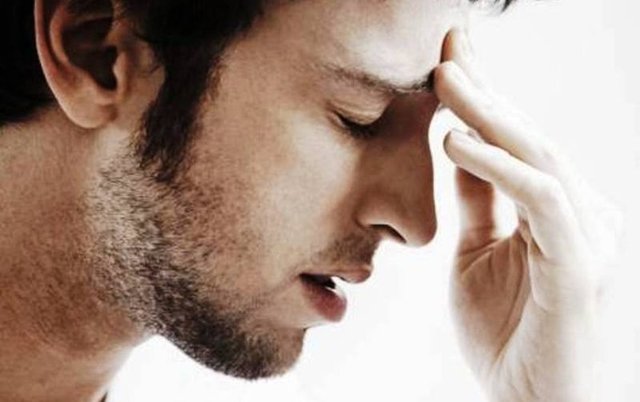 Yaşam kalitesini önemli ölçüde bozan migren tipi baş ağrısını, diğer baş ağrılarından ayırt etmek de kimi zaman hastanın farklı uzmanlık dalları arasında dolaşıp durmasına yol açıyor.