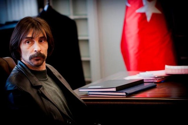 Behzat Ç. Bir Ankara Polisiyesi'nde canlandırdığı Komiser Behzat karakteri - fenomen olan Erdal Beşikçioğlu, yeni rolüyle hayranlarını şaşırtacak.