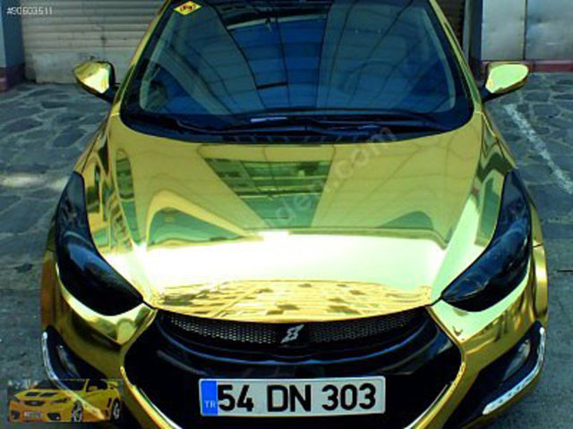 Altın kaplamalı araba: Bu ilan ise Türkiye'de verildi ve araba altın kaplama rengiyle oldukça dikkat çekiyor. Yolda dikkat çekmek isteyenler için birebir.