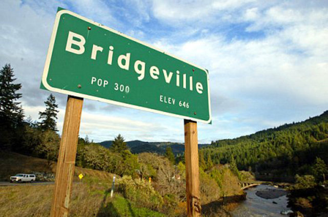 Bridgeville Kasabası: 30 haneye sahip olan kasaba, 3 kez internette satışa çıktı ve Kuzey California'da yer alan bu kasaba 1,77 milyon dolara satıldı.