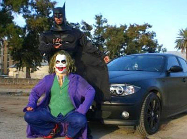 Batman'in arabası: Türkiye'den satışa sunulan bu ilanda arabasının özel üretim olduğunu ve kendisi gibi baktığını iddia eden Batman'imizin talep ettiği fiyat 48 bin TL.