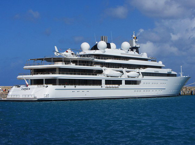 Ultra lüks yat: 2005 yılında satışa sunulan bu lüks yat, eBay'de 140 milyon dolara satıldı. Yatta; 8 misafir kabini, 1 büyük salon, fitness ve sinema salonunun yanı sıra çalışma ofisi ve helikopter garajı da bulunuyor.