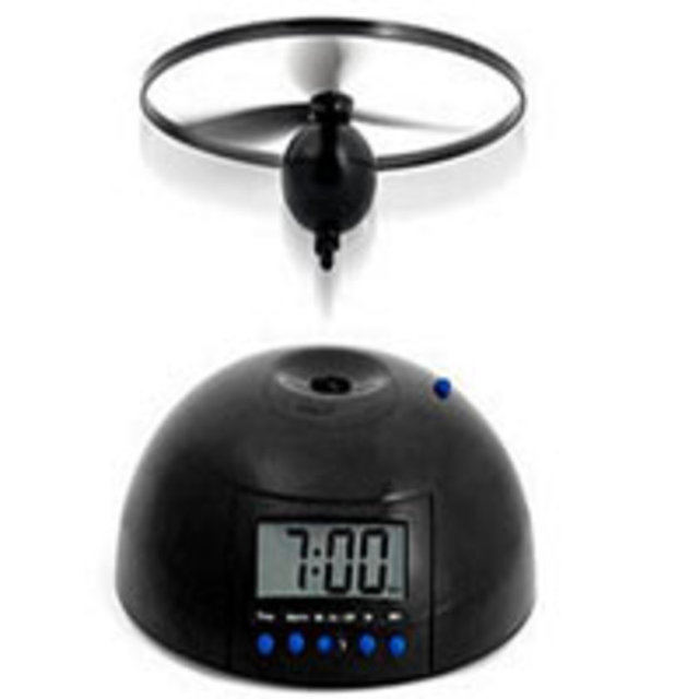 Uçan pervaneli alarmlı saat: Alarmı kurduğunuz zaman geldiğinde üst kısımdaki pervane, ana gövdeden ayrılarak odanın bir kısmına düşüyor. Pervane yerine takılana kadar da alarm ötüyor. Zor uyananlar için mükemmel bir tasarım.