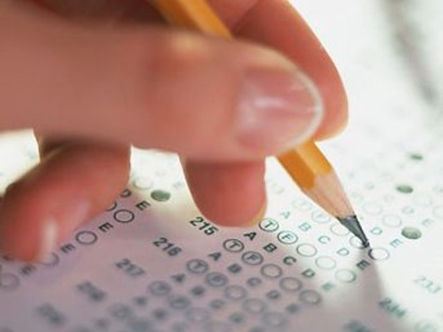 Uğurlu Kalem: Yine ülkemizden bir örnek. İzmir'den bir kullanıcı, öğrenci seçme sınavlarında kendisine ve başka 3 kişiye üniversite kazandıran kalemi 800TL'ye satışa çıkarmıştı.