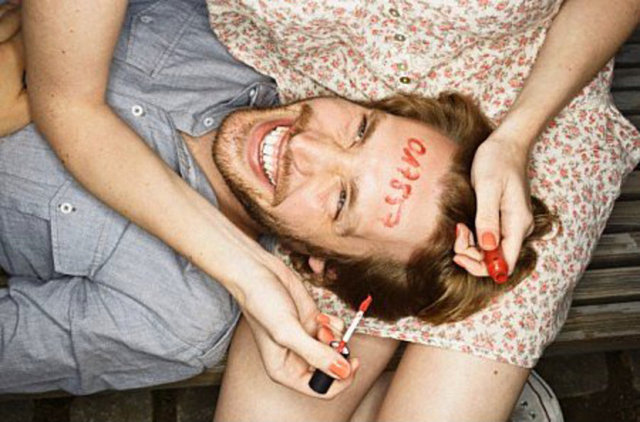 Alnına reklam veren adam: Bir adam alnını eBay'de açık artırmaya çıkardı ve 30 gün boyunca geçici bir dövme ile alnına markanın logosunu, sloganını, internet sitesi gibi reklamlar alacağını söyledi. Bu açık artırma 322 dolar ile sonlandı.