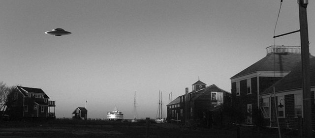 UFO dedektörü: Brezilya merkezli bir şirket, dünyanın ilk UFO dedektörünü keşfettiğini belirterek bu ürünü internetten satışa koydu ve cihaz 135,03 dolara satıldı. Cihazın çalışıp çalışmadığı ise bilinmiyor.