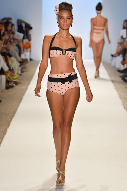 Yüksek belli bikini altları, büstiyer bikini üstleri ile vintage esintili modellerde, özellikle pembe ve siyah renklerin hakim olduğu puantiye deseni hakim olacak.