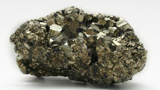 32. Dünya'nın kalbi olarak sayabileceğimiz çekirdek, 2500 kilometre çapa sahip bir demir küredir. Akkor olacak düzeyde sıcak olmasına rağmen, çekirdek üzerindeki basınç o kadar fazladır ki, demir bu sıcaklıkta eriyemez.