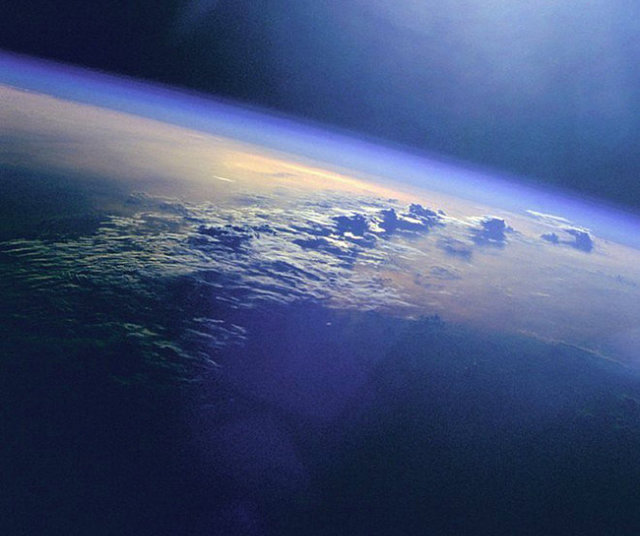 15. Eğer fabrikalara uygulanan CO2 salınımı ücretlendirmesi üzerinden hesap yapılacak olursa, atmosferin parasal değeri 4.300.000.000.000.000 Sterlin olacaktır. Atmosferdeki her metreküp başına 1.3 CO2 molekülü düşer.