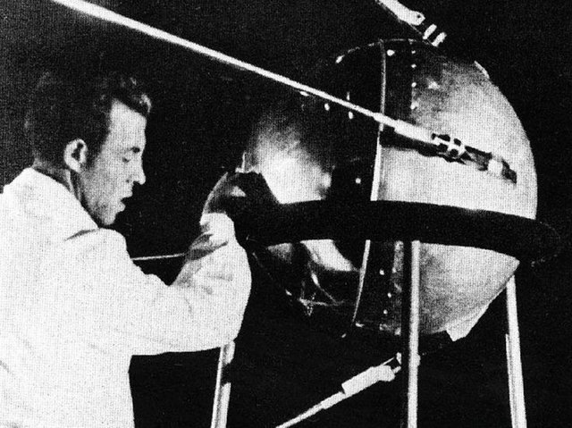8. Sputnik'in 1957'de uzaya gönderilmesinden beridir, Dünya çevresinde dolanmak üzere fırlatılmış toplamda 38.000 adet uydu bulunmaktadır. Bunun 16.000 civarı düşmüş ya da indirilmiştir.
