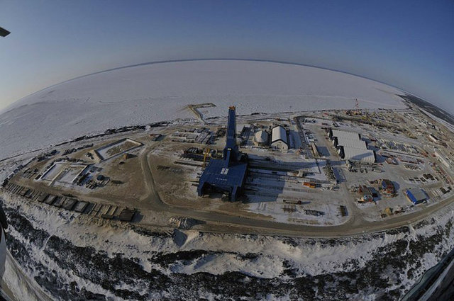 34. Dünya üzerinde açılan en derin delik, Sakharin-1 kuyusudur ve 12.4 kilometre derinliğe inmiştir. Dünya'nın yüzeyinden merkezine olan uzaklık (yarıçapı) ise 6371 kilometredir.