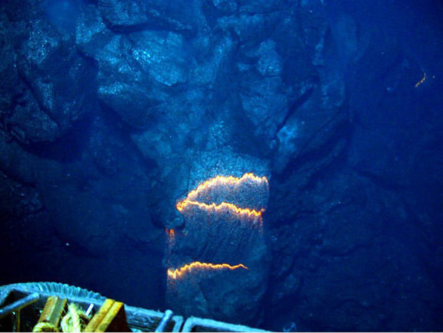 25. Dünya üzerindeki tüm volkanik aktivitelerin, %90'ı okyanus tabanlarında gerçekleşmektedir.