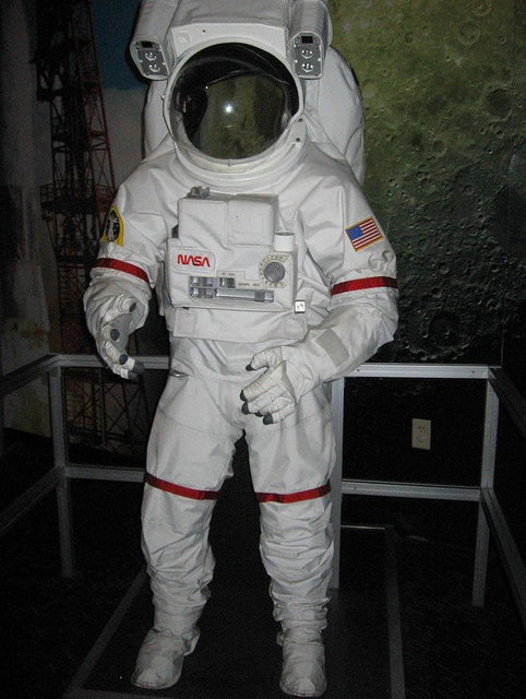 13. Armstrong Limiti olarak bilinen yükseklik limiti yerden 19 kilometredir. Bu limitten sonra astronot kıyafeti giymek gerekmektedir. Eğer giyilmeyecek olursa, vücuttaki su, vücut sıcaklığında kaynamaya başlayacaktır.