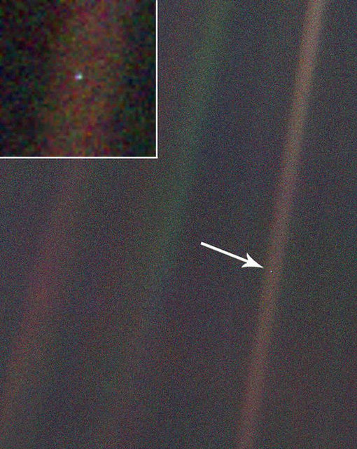 2. Dünya'nın en uzaktan çekilmiş fotoğrafı, yaklaşık 6 milyar kilometre öteden çekilmiştir ve Soluk Mavi Nokta olarak bilinir.