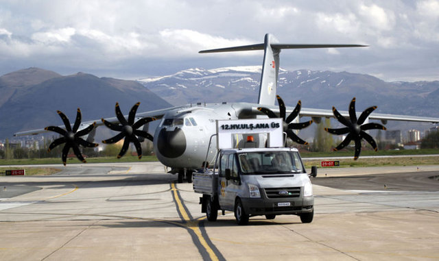 Toprak pistlere inip kalkabiliyor - A400M'in seyir yüksekliği 11 bin 300 metre, maksimum hızı saatte 780 kilometre. 4 motorlu olan A400M nakliye uçağı, toprak pistlere de inip kalkabiliyor.
