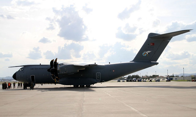Türkiye'nin de üretim ortağı olduğu geleceğin nakliye uçağı olarak nitelendirilen A400M, Türkiye'ye geldi.