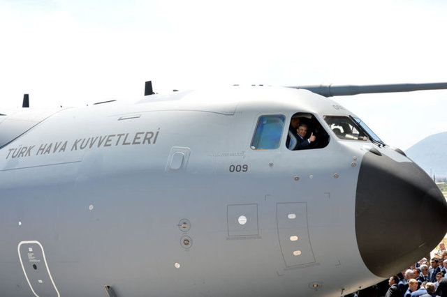 Gül, brifingin ardından gazetecilere el sallayarak, "Kalkışa hazırız" işareti yaptı.