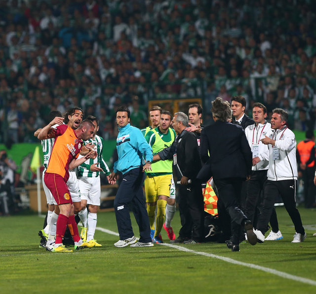İki takım yedek kulübeleri de sahaya girerek, futbolcuları sakinleştirmeye çalıştı.  - Bursaspor Teknik Direktörü İrfan Buz, Burak Yılmaz'a tepki gösterirken, Galatasaray Teknik Direktörü Roberto Mancini futbolcusunu tartışmanın içinden çekerek uzaklaştırdı