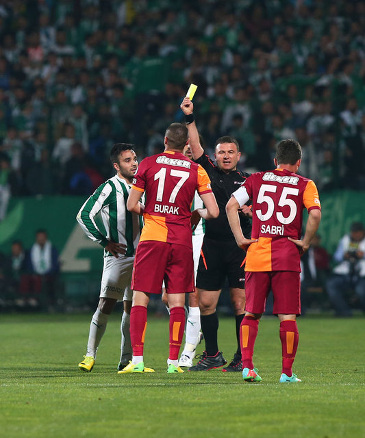 Bir pozisyon sonrası Bursasporlu Volkan Şen yerde kalınca, Burak Yılmaz rakibinin kalkmasını istedi.