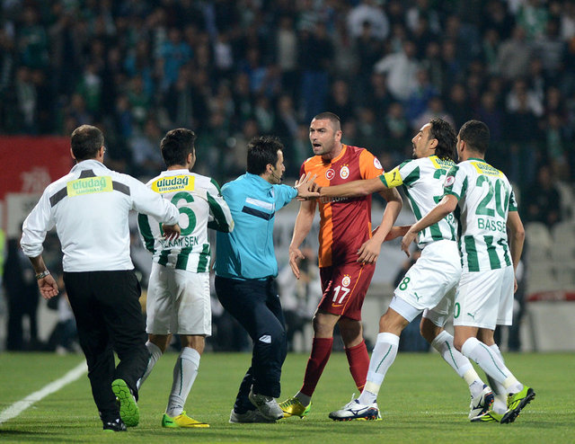 Volkan Şen, Burak Yılmaz'a tepki gösterince, ikili arasında tartışma yaşandı.