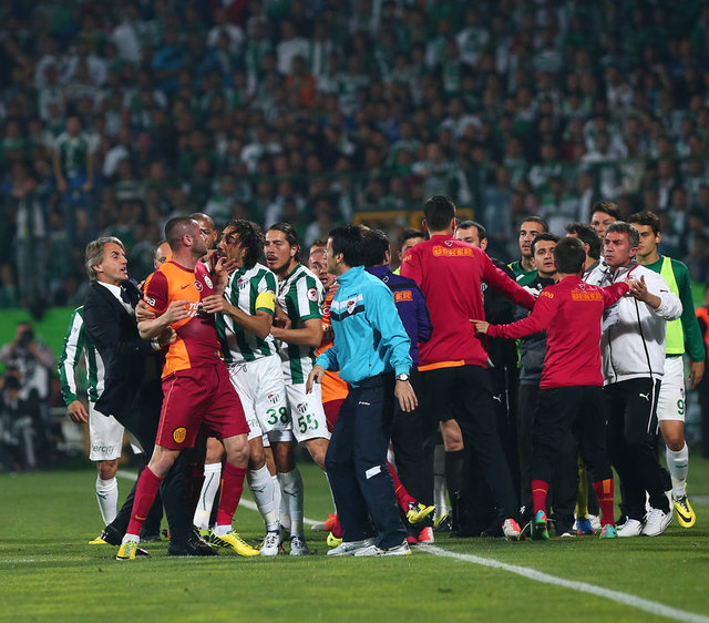 Ziraat Türkiye Kupası'nda Bursaspor ile Galatasaray arasında oynanan karşılaşmasının 15. dakikasında sahada gerginlik yaşandı.
