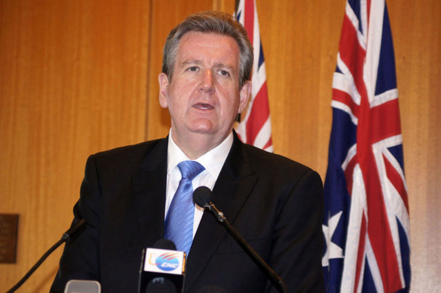 Üç yıl önce Australian Water Holding etici Nick Di Girolamo'nun hediye ettiği 3 bin dolarlık şarap nedeniyle Avustralya'nın Yeni Güney Galler Eyaleti'nin Liberal Partili Başbakanı Barry O'Farrell istifa etti.