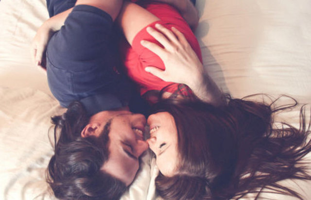 Kendini iyi hissetmek veya aşkının karşılığı olup olmadığını anlamak istediğinde hızlı bir öpücük denemesi yapabilir...