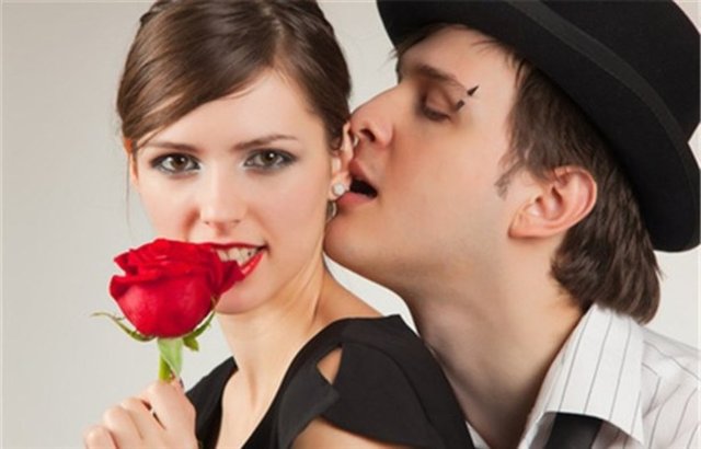 Kulaktan öpmek: Gönül eğlendiriyorum