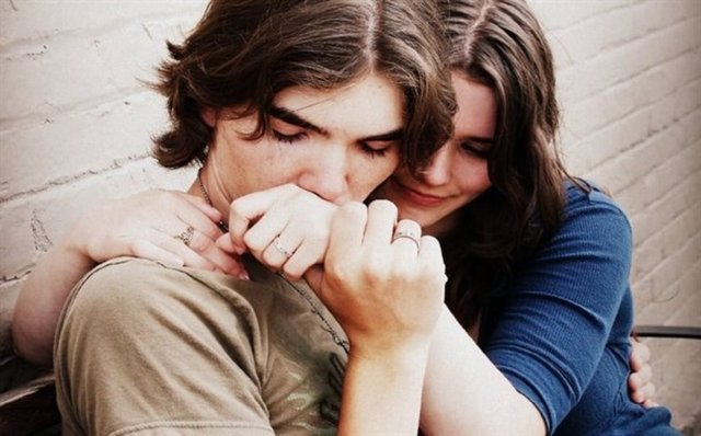 Elinizi hafifçe öpüp vücuduna yakın yerde tutması oldukça seksi bir hareket. Elinizi öperken gözlerinizin içine de bakıyorsa sevişme isteği mesajı veriyor olabilir.