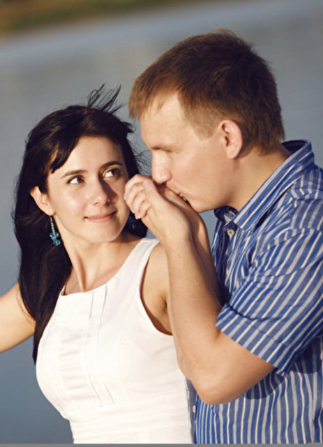 Elin üzerine öpücük:  - Size saygı duyguğunun ama aynı zamanda onu tahrik ettiğinizin bir göstergesi...