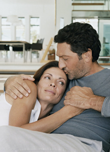 Alından öpücük: - Eşini alnından öpen bir erkek, ona kendini güvende hissetirmek istiyor demektir. Bu öpücük, size değer verdiğini ve ne olursa olsun yanınzda olacağını anlatır.